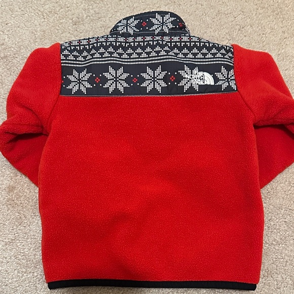 🛍️SALE🛍️ The North Face Kids Fleece Jacket in Red & Black with Snowflake Pattern - Picture 5 of 5